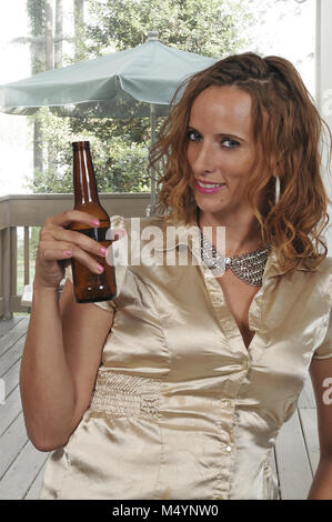 Woman drinking beer Banque D'Images