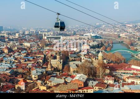 Les rues de la vieille ville de Tbilissi, la rivière Kura, avec d'anciennes cathédrales et cable car au premier plan, la Géorgie Banque D'Images