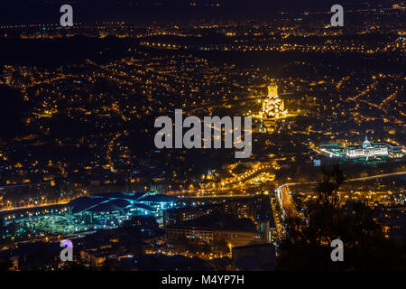 Vue de nuit le centre-ville de Tbilissi avec la cathédrale Holy Trinity et presedential palace, Géorgie Banque D'Images
