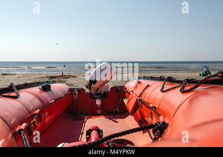 Vue frontale d'un canot en caoutchouc sur la plage Banque D'Images