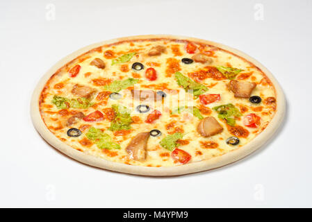 Caesar Pizza au poulet, olives et cerises sur fond blanc Banque D'Images