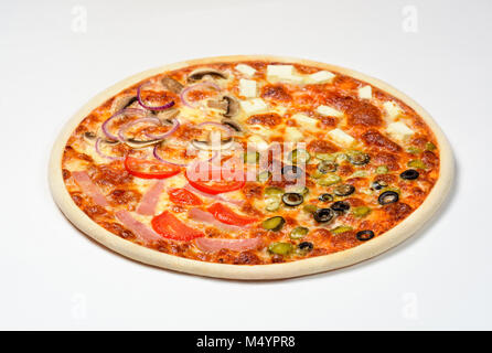 Pizza au jambon, tomates et champignons ,, oignons, cornichons, olives, fromage feta, fromage mozzarella sur un fond blanc Banque D'Images