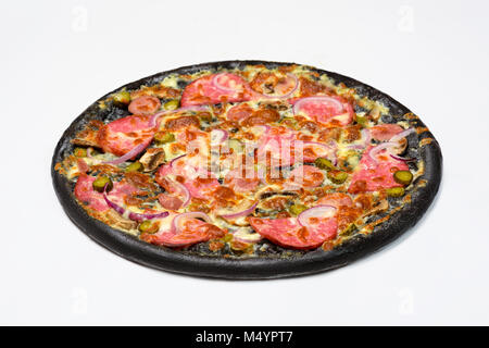 Pizza noir avec de la saucisse, servelat et Cornichons, pickles en sauce blanche avec fromage mozzarella et champignons Banque D'Images