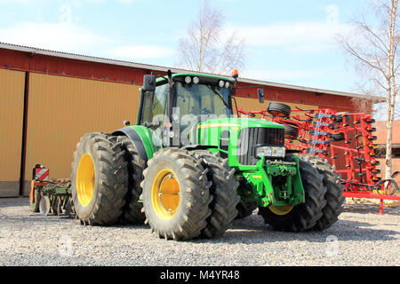 SALO, FINLANDE - 4 mai 2013 : Un tracteur John Deere 6630 à Salo, Finlande le 4 mai 2013. Banque D'Images