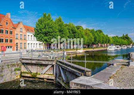 Bruges (Brugge) paysage urbain avec de l'eau canal et le pont Banque D'Images