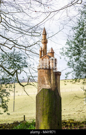 Sculpture d'un château-fort en oiseau fort sur la souche d'un arbre mort tronc en bois, Painswick Rococo Garden, Cotswolds Painswick, Gloucestershire Banque D'Images