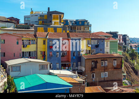 Vieilles maisons colorées vu à Valparaiso, Chili Banque D'Images