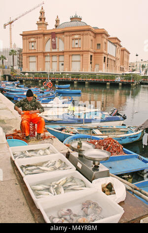 Le pêcheur local près de la mer sur la promenade de Bari avec des bateaux en bois, les filets et le théâtre à l'arrière-plan Banque D'Images