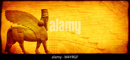 Grunge background avec la texture du papier de couleur jaune et à tête humaine - lamassu taureau ailé assyrien, statue divinité protectrice Banque D'Images