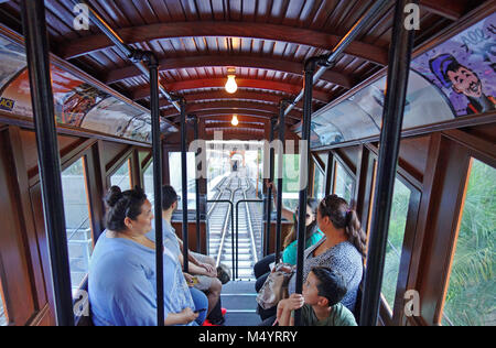 Vue de l'Angels Flight, un funiculaire à voie étroite dans le Bunker Hill de centre-ville de Los Angeles, Californie. Banque D'Images