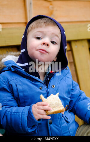 En dehors de tout-petits en train de manger un sandwich Banque D'Images