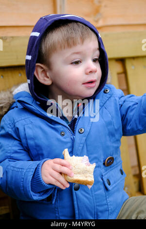 En dehors de tout-petits en train de manger un sandwich Banque D'Images