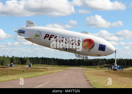 JAMIJARVI, FINLANDE - le 15 juin 2013 : dirigeable Zeppelin NT Pegasos attaché au mât à Jamijarvi, la Finlande le 15 juin 2013 après avoir terminé l'AC. 30 re Banque D'Images