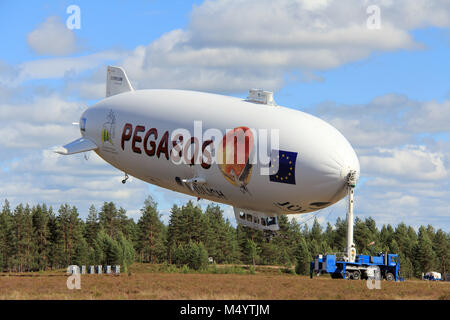 JAMIJARVI, FINLANDE - le 15 juin 2013 : dirigeable Zeppelin NT Pegasos attaché au mât à Jamijarvi, la Finlande le 15 juin 2013. Le dirigeable quitte la Finlande af Banque D'Images