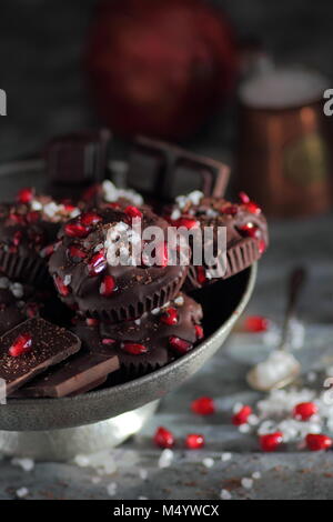 Des barres de chocolat avec fruits de grenade et de sel de mer Banque D'Images