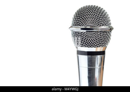 Gros plan du microphone vintage sur fond blanc Banque D'Images