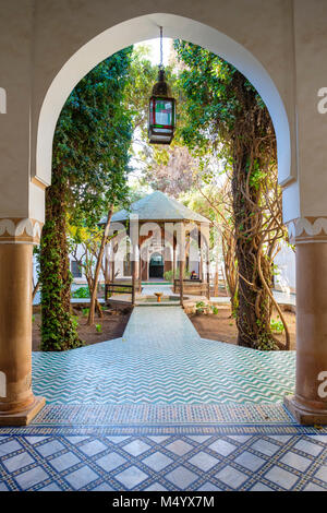 En face d'Archway gazebo cour intérieur Musée Musée Dar Si Said, Marrakech, Maroc, Marrakesh-Safi Banque D'Images