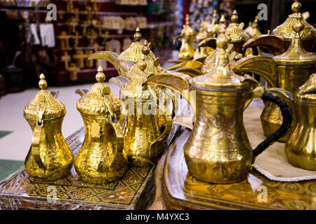 Dallahs coffee pot traditionnel arabe, en vente au souk, ou du marché, en campagne de la Jordanie, Amman, Jordanie Banque D'Images