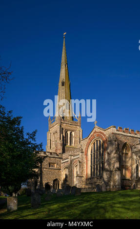 Thaxted Église paroissiale de St John et le cimetière, Essex, Angleterre, Royaume-Uni. Avril 2017 photographié un jour de printemps. Wikipeadia ci-dessous l'église paroissiale de St Jo Banque D'Images