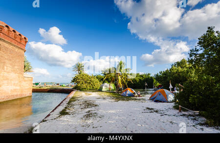 Tentes mis en place sur le terrain de camping de la plage à Fort Jefferson dans le parc national sec de Tortugas dans les Florida Keys. Banque D'Images