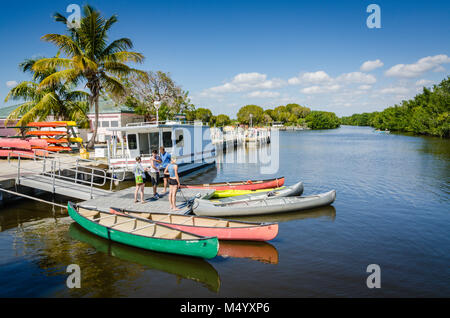 Collection colorée de canots accoste au quai de la baie de Biscayne National Park. Banque D'Images