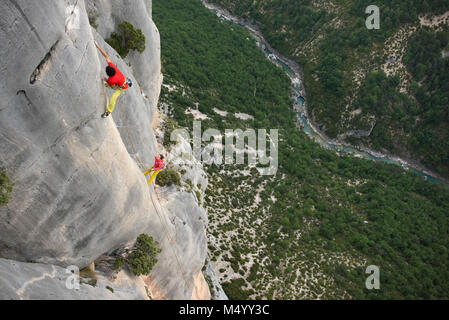 Vue de dessus de l'homme et de la femme rock climber climbing rock face, Gorges du Verdon, Alpes de Haute-Provence, France Banque D'Images