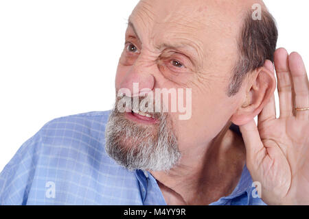 Portrait de vieil homme sourd essayant d'écouter. Isolé dans un fond blanc Banque D'Images