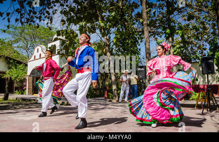 Trio - deux hommes et une femme- en vêtements traditionnels perforing danses folkloriques à Puerto Vallarta, au Mexique. Banque D'Images