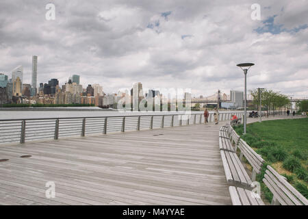 Promenade Promenade avec vue sur New York City skyline, Gantry Plaza State Park, Long Island City, New York City, USA Banque D'Images