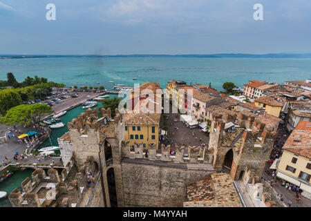 Château sur le lac de Garde à Sirmione Italie Banque D'Images