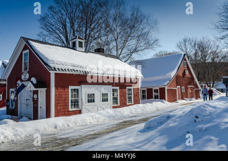 Couple de prendre une promenade d'hiver passé forge historique en milieu rural Vermont. Banque D'Images