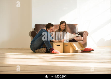 Jeune couple déménagement in new house Banque D'Images