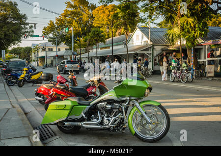 Un moto verte avec des palmiers tropicaux sur les roues vu à la populaire fête de Key West, FL. Le "Green Parrot Bar une institution depuis 1890,f Banque D'Images