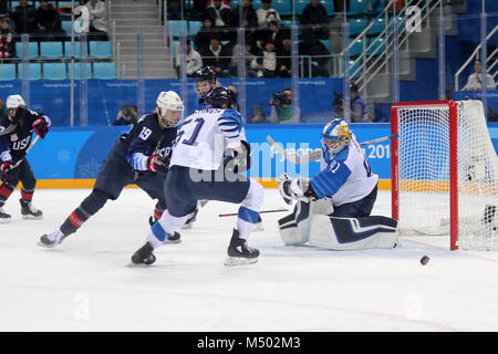 Gangneung, Corée du Sud. Feb 19, 2018. TANJA Niskanen de Finlande et le gardien de ROONA RATY défendre contre GIGI MARVIN des USA au cours de l'Hockey sur glace : Women's play-offs demi-finales à Gangneung Hockey Centre au cours de l'occasion des Jeux Olympiques d'hiver de Pyeongchang 2018. Crédit : Scott Mc Kiernan/ZUMA/Alamy Fil Live News Banque D'Images