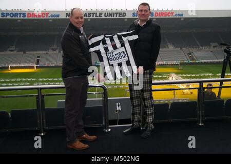 Newcastle Upon Tyne, Angleterre, 19 février 2018. Mick Hogan et Doddie Weir lancer la chemise rayée noir et blanc que les Newcastle Falcons portera le 24 mars quand le visage Northampton Saints dans un Aviva Premiership match à St James Park. Toutes les recettes de la vente de la shirts ira à la Mon nom'5 Doddie, Fondation de l'aide de maladie du motoneurone. Crédit : Colin Edwards/Alamy Live News. Banque D'Images