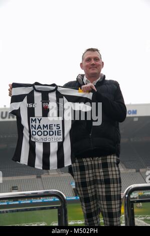 Newcastle Upon Tyne, Angleterre, 19 février 2018. Doddie Weir lance la chemise rayée noir et blanc que les Newcastle Falcons portera le 24 mars quand le visage Northampton Saints dans un Aviva Premiership match à St James Park. Toutes les recettes de la vente de la shirts ira à la Mon nom'5 Doddie, Fondation de l'aide de maladie du motoneurone. Crédit : Colin Edwards/Alamy Live News. Banque D'Images