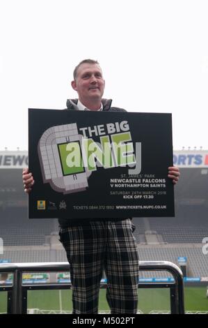 Newcastle Upon Tyne, Angleterre, 19 février 2018. Doddie Weir lance la chemise rayée noir et blanc que les Newcastle Falcons portera le 24 mars quand le visage Northampton Saints dans un Aviva Premiership match à St James Park. Toutes les recettes de la vente de la shirts ira à la Mon nom'5 Doddie, Fondation de l'aide de maladie du motoneurone. Crédit : Colin Edwards/Alamy Live News. Banque D'Images