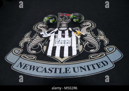 Newcastle Upon Tyne, Angleterre, 19 février 2018. La chemise rayée noir et blanc que les Newcastle Falcons portera le 24 mars quand le visage Northampton Saints dans un Aviva Premiership match à St James Park et la crête de Newcastle United. Toutes les recettes de la vente de la shirts ira à la Mon nom'5 Doddie, Fondation de l'aide de maladie du motoneurone. Crédit : Colin Edwards/Alamy Live News. Banque D'Images