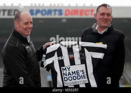 Newcastle Upon Tyne, Angleterre, 19 février 2018. Mick Hogan et Doddie Weir lance la chemise rayée noir et blanc que les Newcastle Falcons portera le 24 mars quand le visage Northampton Saints dans un Aviva Premiership match à St James Park. Toutes les recettes de la vente de la shirts ira à la Mon nom'5 Doddie, Fondation de l'aide de maladie du motoneurone. Crédit : Colin Edwards/Alamy Live News. Banque D'Images