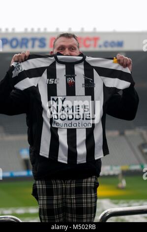 Newcastle Upon Tyne, Angleterre, 19 février 2018. Doddie Weir lance la chemise rayée noir et blanc que les Newcastle Falcons portera le 24 mars quand le visage Northampton Saints dans un Aviva Premiership match à St James Park. Toutes les recettes de la vente de la shirts ira à la Mon nom'5 Doddie, Fondation de l'aide de maladie du motoneurone. Crédit : Colin Edwards/Alamy Live News. Banque D'Images