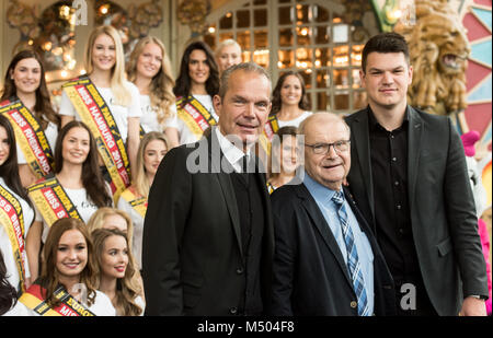 19 février 2018, Rust, Allemagne : les organisateurs de 'Miss France' directeur exécutif Ralf, Horst et Max Klemmer posent devant des candidats de 'Miss France' à la suite d'une conférence de presse à l'Europa Park. Le processus d'élection aura lieu le 24 février 2018. Photo : Patrick Seeger/dpa Banque D'Images