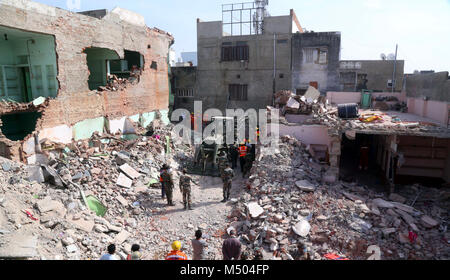 Le Rajasthan. Feb 19, 2018. India's National Disaster Response Force (NDRF) recherche de personnel pour les survivants après un hôtel s'effondre déclenché par une explosion du vérin au cours d'une fonction de mariage à Beawar ville d'Ajmer, Rajasthan, Inde, le 18 février 2018. Les sauveteurs en Inde de l'ouest de l'État de Rajasthan dimanche ont poursuivi leur recherche dans les débris d'un immeuble neuf et d'extraction, en tenant plus de 18 morts, ont déclaré. Source : Xinhua/Alamy Live News Banque D'Images