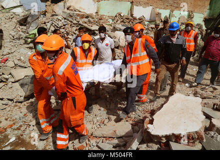 Le Rajasthan. Feb 19, 2018. India's National Disaster Response Force (NDRF) personnes assurent l'boby d'une victime à l'emplacement d'un bâtiment effondrement déclenché par une explosion du vérin au cours d'une fonction de mariage à Beawar ville d'Ajmer, Rajasthan, Inde, le 18 février 2018. Les sauveteurs en Inde de l'ouest de l'État de Rajasthan dimanche ont poursuivi leur recherche dans les débris d'un immeuble neuf et d'extraction, en tenant plus de 18 morts, ont déclaré. Source : Xinhua/Alamy Live News Banque D'Images