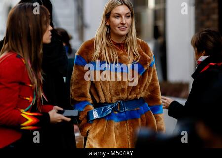 Blogger Camille Charriere arrivant au défilé de Molly Goddard lors de la London Fashion Week - Feb 17, 2018 - Photo : Manhattan piste/Zach Dodds ***pour un usage éditorial uniquement*** | Verwendung weltweit Banque D'Images