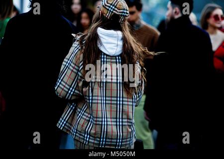 Londres, Grossbritannien. Feb 17, 2018. Un showgoer chic arrivant au défilé Burberry lors de la London Fashion Week - Feb 17, 2018 - Crédit : Manhattan piste/Zach Dodds ***pour un usage éditorial uniquement*** | Verwendung weltweit/dpa/Alamy Live News Banque D'Images