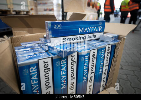 19 février 2018, l'Allemagne, Kiel : cartons remplis de cigarettes de contrebande et certains de la litière pour le déguisement peut être vu à l'avant d'un camion. Le bureau de douane du port de Kiel a présenté 6, 6 million de cigarettes de contrebande, qui ont été fixés à l'Skandinavien quai de Travemünde à la 7e de février. Photo : Christian Charisius/dpa Banque D'Images