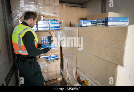 19 février 2018, l'Allemagne, Kiel : cartons remplis de cigarettes de contrebande et certains de la litière pour le déguisement peut être vu à l'avant d'un camion. Le bureau de douane du port de Kiel a présenté 6, 6 million de cigarettes de contrebande lors d'une conférence de presse. Les cigarettes ont été fixés à l'Skandinavien quai de Travemünde à la 7e de février. Photo : Christian Charisius/dpa Banque D'Images