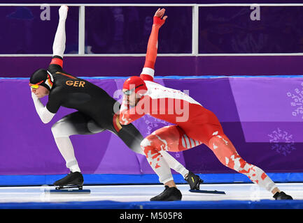 Gangneung, Corée du Sud. Feb 19, 2018. 19 février 2018, la Corée du Sud, Gangneung : Olympia, patinage de vitesse, hommes, 500 mètres, Gangneung ovale : Nico Ihle de Allemagne et Artur a été (retour) de la Pologne. Crédit : Peter Kneffel/dpa/Alamy Live News Banque D'Images