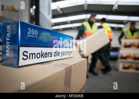 19 février 2018, l'Allemagne, Kiel : cartons remplis de cigarettes de contrebande et certains de la litière pour le déguisement peut être vu à l'avant d'un camion. Le bureau de douane du port de Kiel a présenté 6, 6 million de cigarettes de contrebande, qui ont été fixés à l'Skandinavien quai de Travemünde à la 7e de février. Photo : Christian Charisius/dpa Banque D'Images