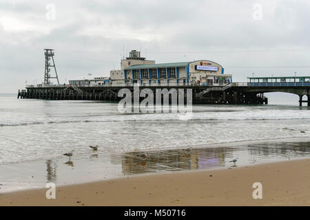 Bournemouth, Dorset, UK. 19 février 2018. Météo britannique. La jetée de Bournemouth dans le Dorset sur une journée nuageuse. Crédit photo : Graham Hunt/Alamy Live News. Banque D'Images